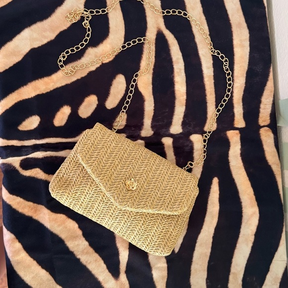 Woven Straw mini envelope crossbody bag with gold chain and gold floral detail - Picture 5 of 6